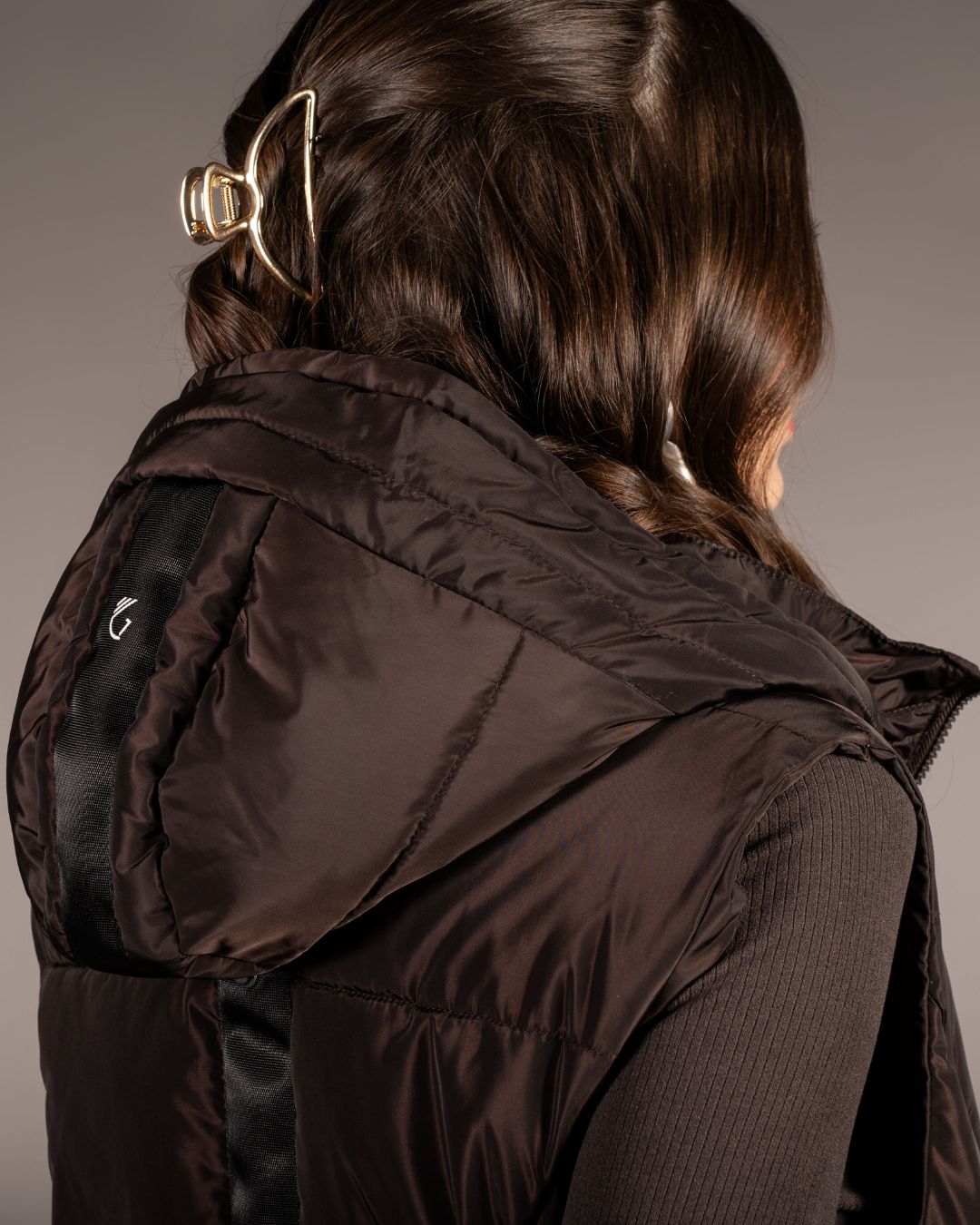 close up of back of woman HKM Lauria Garrelli Arezzo Long Vest in brown on grey background